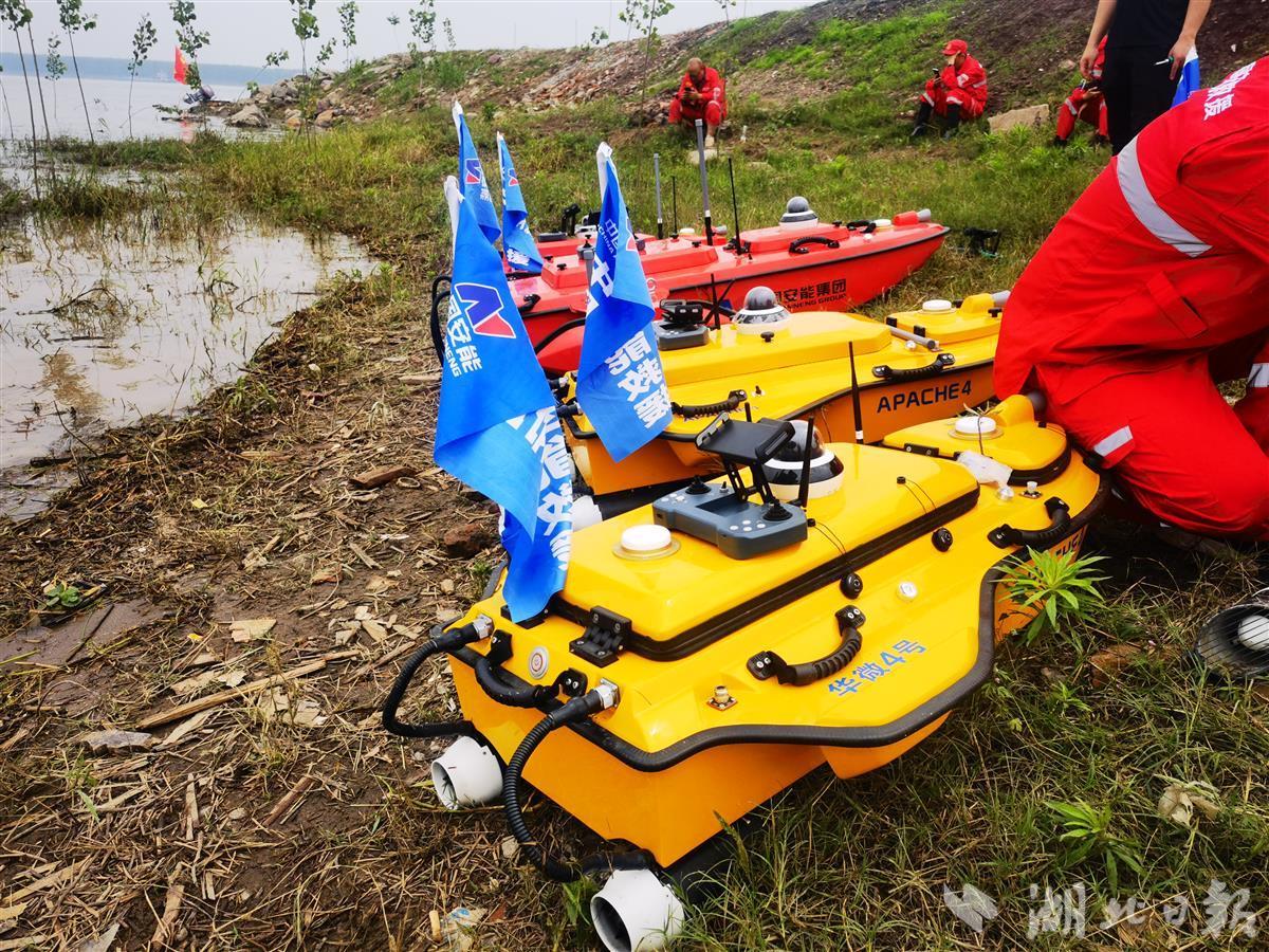 无人测量船、砂石智控打包机……高科技助力长江防汛抢险演练(图2)